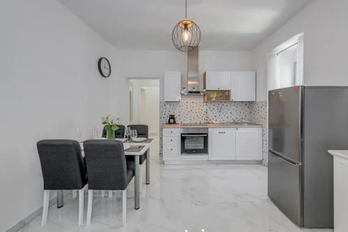 New place in Old town of Trogir, parking