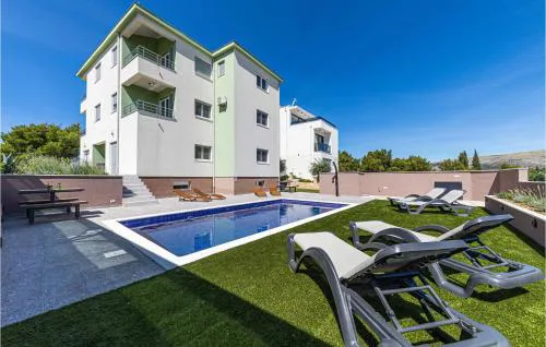 Two-Bedroom Apartment Saldun With Sea View 08