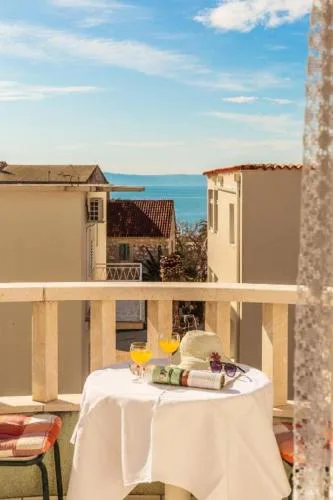 Apartments and Rooms Happiness