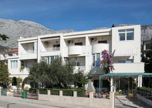 Apartments by the sea Tucepi, Makarska - 23944