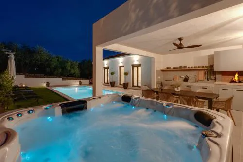 Apartment Gironi with Pool, Jacuzzi