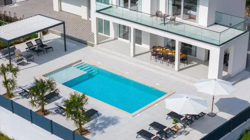 Villa Carmen with 5 en-suite bedrooms, 48 sqm pool, 8km from sea