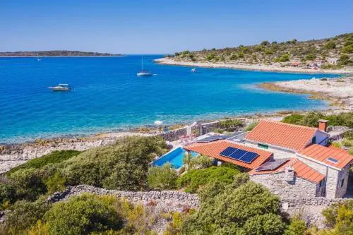 Seaside family friendly house with a swimming pool Cove Pernatice - Drvenik - 11590