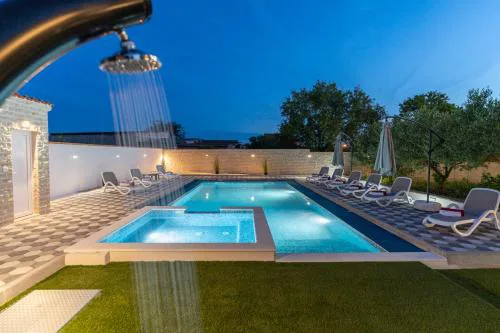 Apartment Miruna s bazenom i jakuzijem