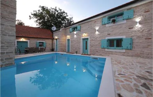 Awesome Home In Donje Rastane