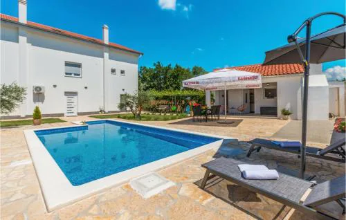 Beautiful Apartment In Donje Rastane