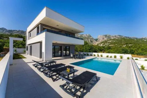 Villa Silente with pool in a quit area
