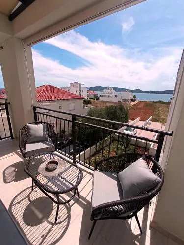 Seaside Serenity "Noir" with pool, 150m from sea