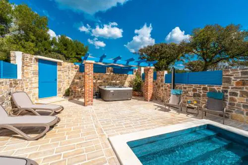 Stone Holiday house Zara with jacuzzi