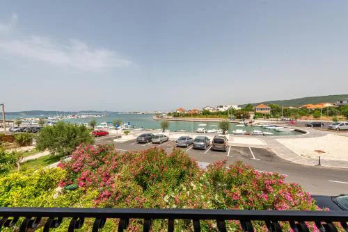 Villa LUMA Sukošan - house by the sea
