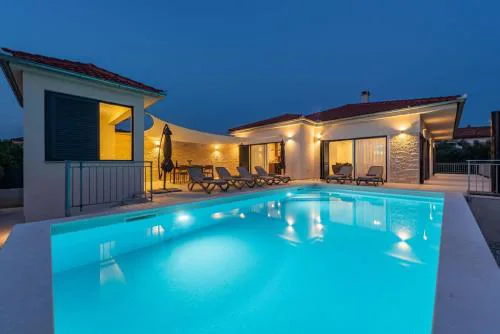 Villa Paloma with pool