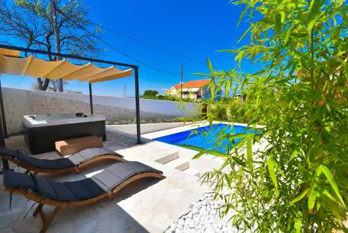 Villa Village Idylle with heated pool, sauna, jacuzzy and private parking