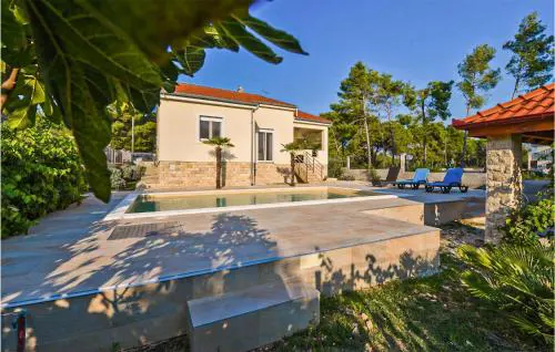 2 Bedroom Cozy Home In Bibinje