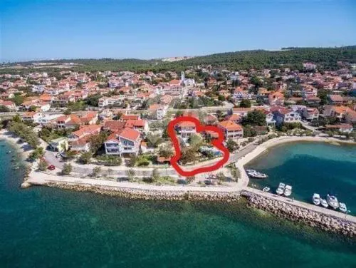 Erdgeschosswohnung mit Terrasse mit Meerblick, nur wenige Meter von Strand und Meer entfernt