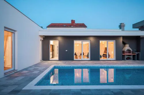 Ground-Floor La Reina Apartment - Private Heated Pool & Garden