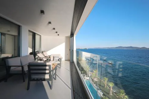 LL luxury penthouse on sea