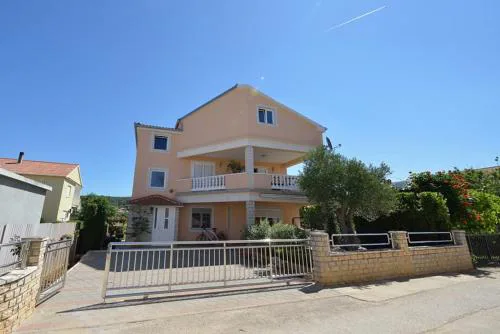 Sreća Apartment near beach with BBQ
