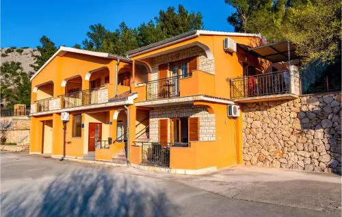 2 Bedroom Amazing Apartment In Modric