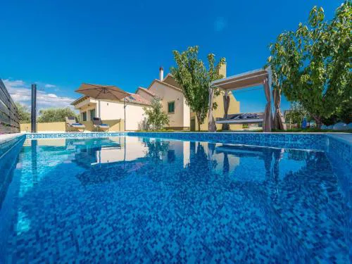 Villa Field Hill with Swimming Pool and Tennis Court