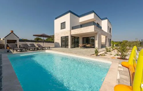 4 Bedroom Cozy Home In Poljica Brig