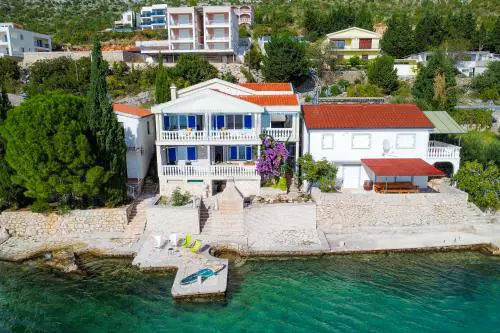 Holiday Home Seafront Escape - Happy Rentals