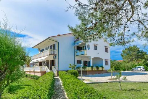 Apartments in House Liveric, in Vir at the beach