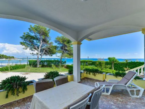 Apartments in House Liveric, in Vir at the beach