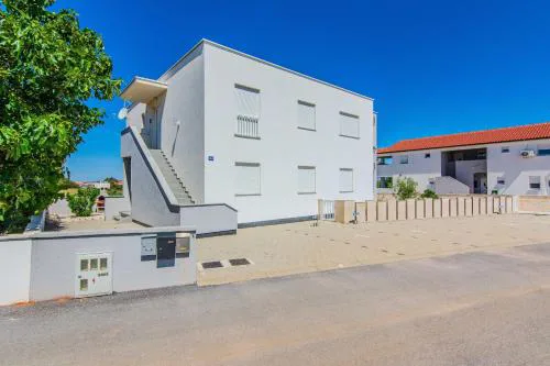 Apartments with parking spaces Vir - 18541
