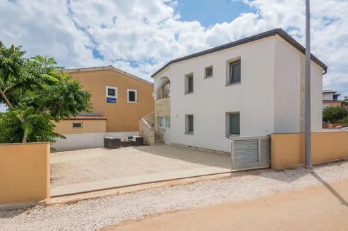 Apartments with a parking space Vir - 19100