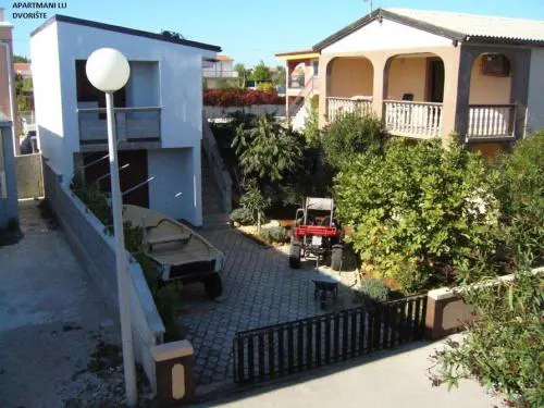 Apartments with parking spaces Vir - 19547