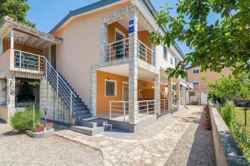 Apartments with parking spaces Vir - 20233