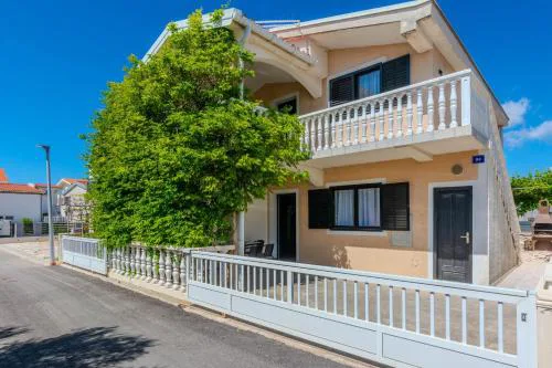 Apartments with a parking space Vir - 22930