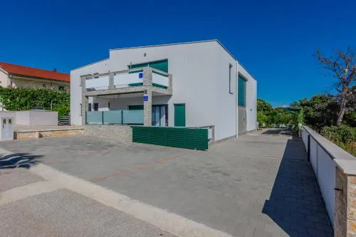 Apartments with a parking space Vir - Kozjak, Vir - 23400