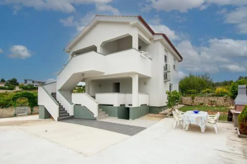 Apartments with parking spaces Vir - Lozice, Vir - 21777