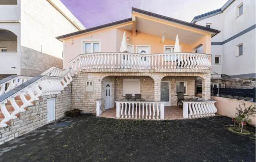 Awesome Apartment In Vir With Wi-Fi
