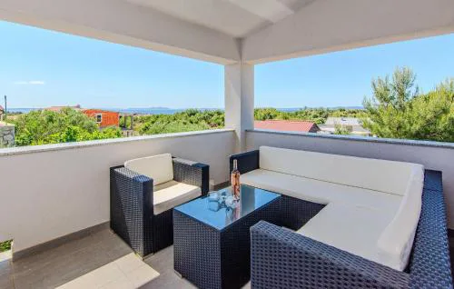 Cozy Apartment In Vir With Wifi