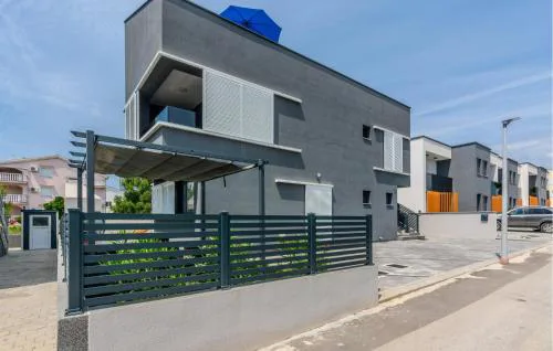 Cozy Apartment In Vir With Wifi