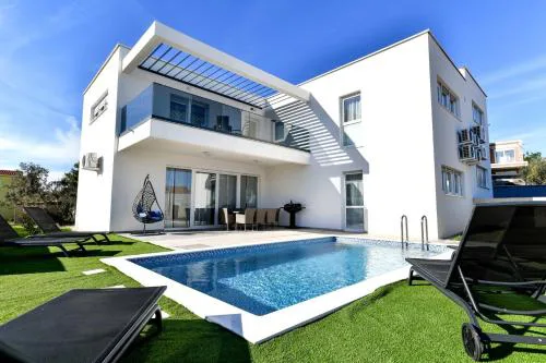 CROWONDER Villa Sunrise with Swimming Pool and Seaview