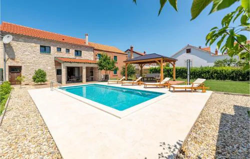 Lovely Home In Vir With Wifi