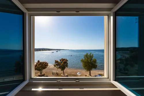 LUXURY BEACHFRONT PARADISE Vir