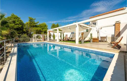 Stunning Apartment In Vir With Wifi