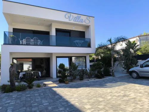 Villa S