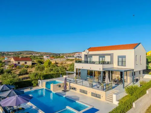 Beautiful villa Lara in Vrana with pool