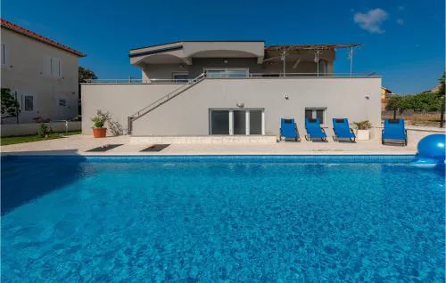 5 Bedroom Cozy Home In Vrsi