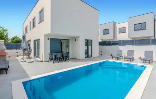 Amazing Home In Vrsi With Wifi