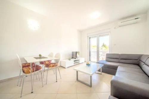 Bright Apartment in Vrsi with Terrace and Garden, 65 m²