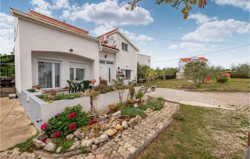 Cozy Apartment In Vrsi With Wifi