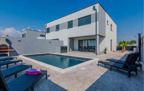Stunning Home In Vrsi With Wifi