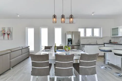 Villa Manuela with heated pool 400 meters from the sea - by TA Leut Agency