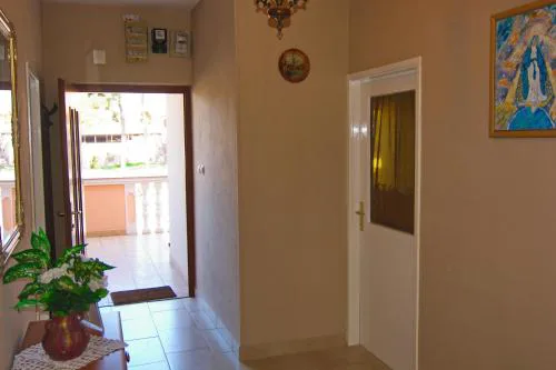 Apartment and Rooms Toka